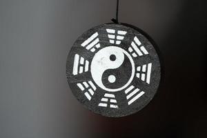 pingente de símbolo yin yang isolado foto