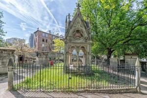 paris, frança - 2 de maio de 2016 túmulo de abelardo e heloísa em paris no histórico cemitério pere lachaise. foto