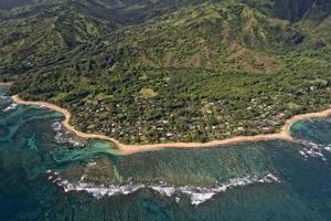 vista aérea da costa de kauai napali foto