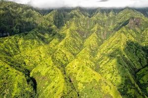 kauai vista aérea da montanha verde foto