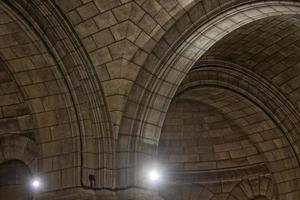 arcos de pedra da igreja medieval foto