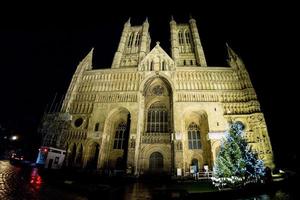 catedral de lincoln na grã-bretanha visão noturna foto