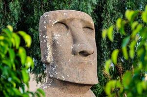 busto de pedra estilo moai foto