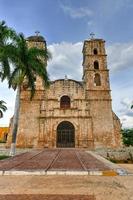 a igreja de são francisco de asis na praça principal de hecelchakan é um antigo mosteiro franciscano. foto