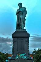 moscou, rússia - 6 de julho de 2019 - monumento ao poeta russo alexander s. pushkin no quadrado pushkin. originalmente instalado em Moscou em 6 de junho de 1880. foto