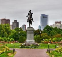 estátua equestre de george washington no jardim público em boston, massachusetts. foto