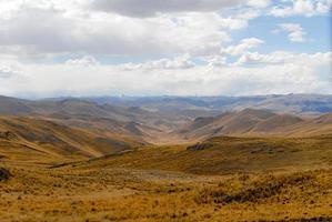 vista ao longo da estrada cusco-puno, peru foto