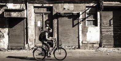 jamnagar, índia - dezembro de 2019 uma garota indiana andando de bicicleta foto