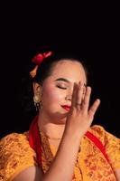 lindo rosto de uma mulher asiática com lábios vermelhos e maquiagem em traje de dança tradicional indonésia após a apresentação de dança foto