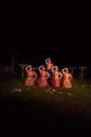 dançarinos asiáticos fazem pose com movimentos de dança enquanto executam a dança tradicional na competição foto