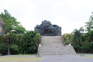 estátuas em bali como pano de fundo foto