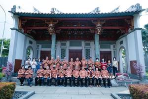 cidade de bandung, indonésia, 2022 - os monges sentados juntos para tirar uma foto em frente ao portão chinês
