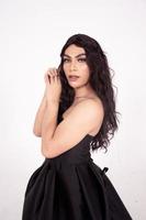 uma linda noiva asiática em poses de vestido de noiva preto foto