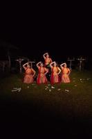 dançarinos asiáticos fazem pose com movimentos de dança enquanto executam a dança tradicional na competição foto
