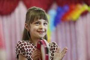 bielorrússia, cidade de gomil, 16 de maio de 2019. manhã no jardim de infância. retrato de uma menina feliz em uma festa infantil. foto