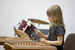 21 de maio de 2021 bielorrússia. cidade de Gomil. férias na escola de música. a menina toca o dulcimer instrumento étnico foto