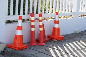 cones de trânsito vermelho e branco para configurar pontos de verificação foto