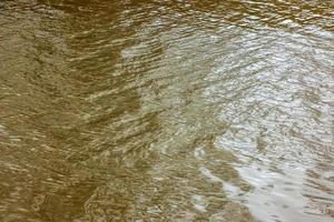 fundo de água do rio com ondas e ondulações. Rio Nitra na Eslováquia. foto