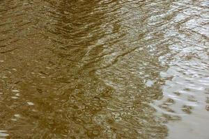 fundo de água do rio com ondas e ondulações. Rio Nitra na Eslováquia. foto