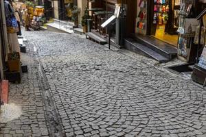 um caminho de pedras de pavimentação com fundo cinza na cidade de istambul. foto