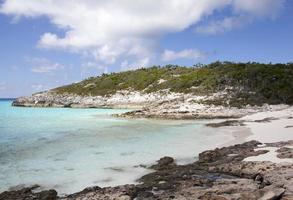 meia lua cay ilha paisagem de praia rochosa foto