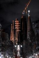 visão noturna da catedral de la sagrada familia. impressionante catedral foto