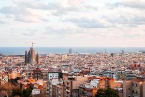 bela vista aérea da cidade de barcelona com uma sagrada família foto