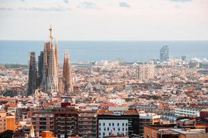 bela vista aérea da cidade de barcelona com uma sagrada família foto