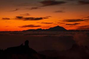 pôr do sol espetacular acima das nuvens do parque nacional do vulcão teide em tenerife. foto