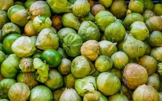 tomatillos mexicanos crus orgânicos frescos e saudáveis. foto