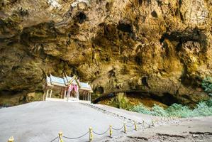 bela caverna em thamphrayanakorn, sam roi yot, prachuap khiri khan, tailândia foto