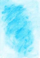borrão azul ciano claro aquarela em papel texturizado branco. cenário artístico com espaço para texto foto