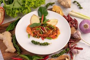 camarão chu-chi em prato com sementes de pimenta fresca foto