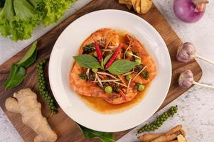 camarão chu-chi em prato com sementes de pimenta fresca foto