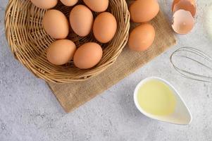 ovos orgânicos e óleo para preparação de panificação