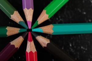 close-up de lápis de cor de madeira dispostos em uma roda de cores foto