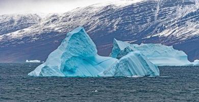gelo flutuante ao longo da costa da Groenlândia foto