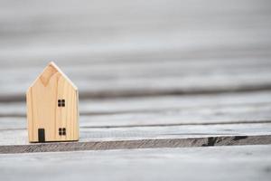 novo conceito de casa - família jovem com modelo em escala de casa dos sonhos nas mãos foto