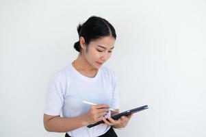 empresária com tablet é um sorriso confiante. foto