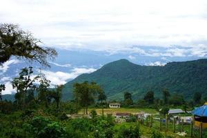 beleza cênica de sillery gaon em kalimpong com vista para a montanha foto