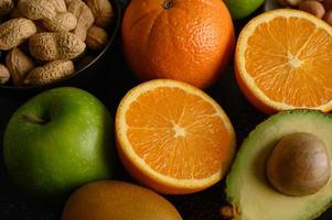 fatia de laranja fresca, maçã, kiwi e abacate em close-up