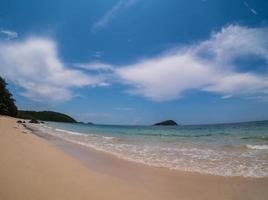 panorama verão vista de peixe tropical mar de praia Rocha céu azul fundo de areia branca calma natureza oceano bonita onda batida Salpicos de água viagem Praia de Nang ram leste tailândia Chonburi exótico horizonte foto