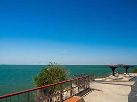 panorama khao sam muk ponto de vista paisagem azul mar e céu nuvem fundo azul manhã dia olhar calma verão natureza tropical mar linda ocen água viagem bangsaen praia na tailândia chonburi horizonte foto