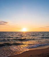 frente ponto de vista paisagem viagem verão mar onda de vento legal no feriado calma mar área costeira grande sol pôr luz do céu laranja dourado natureza tropical lindo entardecer horas dia em bang san beach tailândia. foto