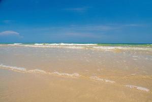 ver a paisagem de verão a praia de suan son tem uma praia de areia branca limpa que se estende ao longo da costa do golfo da tailândia leste do país e céu claro, adequado para relaxamento, férias na tailândia rayong foto