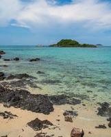 paisagem verão visualize tropicais marítimas praia rupestres azul céu branco areia fundo calmas natureza índico lindos ondeada pane salpicos água viajar nang ram praia oriente tailândia chonburi exótico horizon. foto