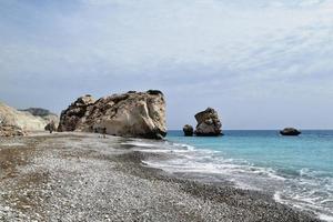 belas vistas do mar mediterrâneo. local de nascimento de afrodite, chipre, petra tou romiou. foto