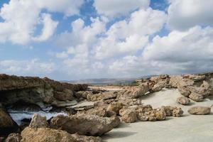 praia rochosa no mar mediterrâneo durante uma tempestade em chipre foto