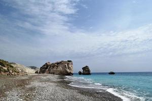 belas vistas do mar mediterrâneo. local de nascimento de afrodite, chipre, petra tou romiou. foto