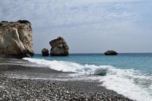 belas vistas do mar mediterrâneo. local de nascimento de afrodite, chipre, petra tou romiou. foto